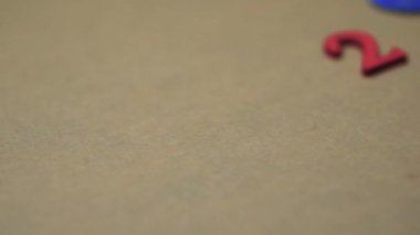 Bir daire içinde iplik kahverengi bir arka plan üzerinde rakamlar 2019. Yeni yıl