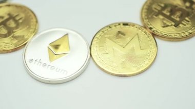 Cryptocurrency iplik içinde beyaz bir arka plan üzerinde bir daire yakın çekim. Bankacılık sistemi kavramı.