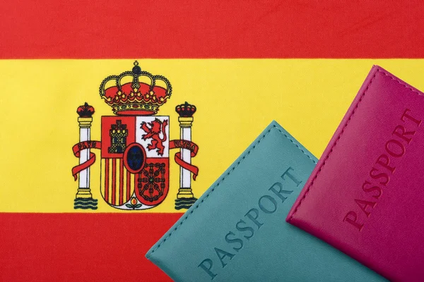 No fundo da Bandeira de Espanha está o passaporte . — Fotografia de Stock