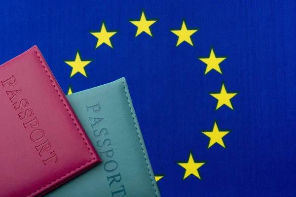 Contro la bandiera dell'Unione europea sono passaporti . — Foto Stock