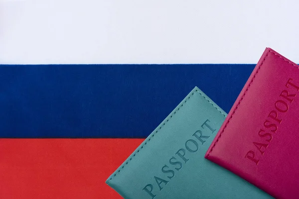 Sullo sfondo della bandiera della Russia si trova il passaporto . — Foto Stock