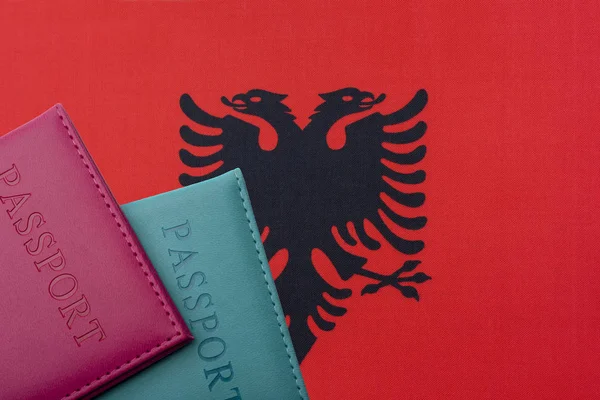 Sullo sfondo della bandiera dell'Albania sono passaporto . — Foto Stock