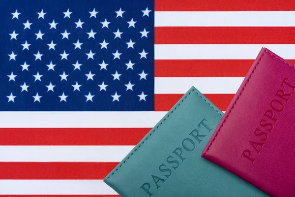 Az Amerikai Egyesült Államok zászlaja alatt az útlevél. — Stock Fotó