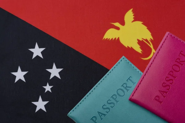 Contro la bandiera di Papua Nuova Guinea sono i passaporti . — Foto Stock