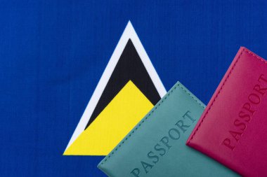 St. Lucia bayrağı arka planda iki pasaport.