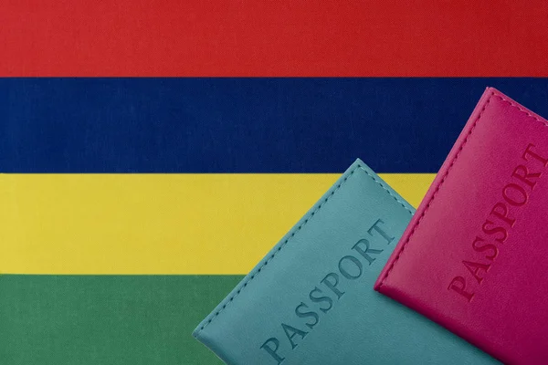 Sullo sfondo della bandiera di Mauritius due passaporti . — Foto Stock
