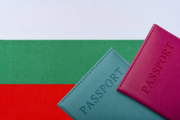 Contro la bandiera della Bulgaria due passaporti . — Foto Stock