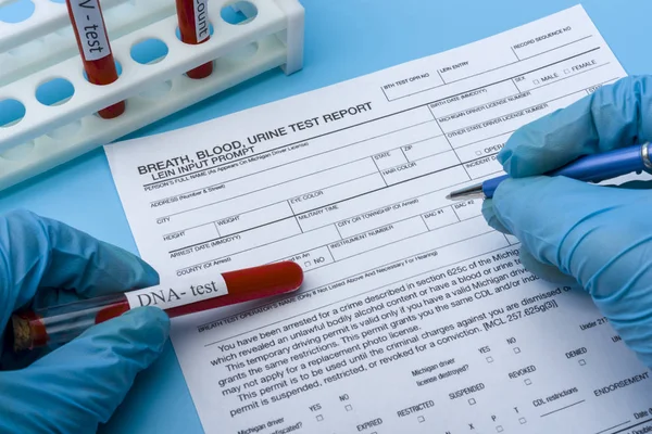 Molécula de DNA formando dentro do frasco para injetáveis para análise de sangue. renderização 3D, imagens conceituais . — Fotografia de Stock