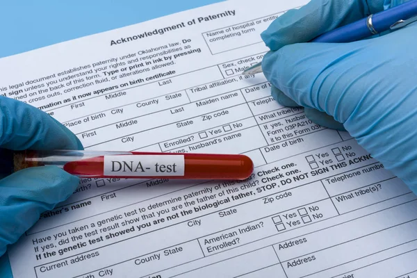 Molécula de DNA formando dentro do frasco para injetáveis para análise de sangue. renderização 3D, imagens conceituais . — Fotografia de Stock