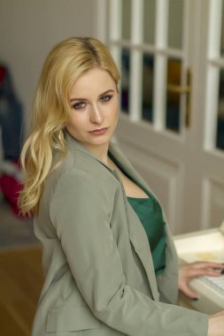 Kıvırcık saçlı, genç bir sarışın..