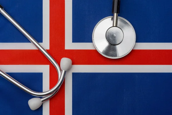 Islandská vlajka a stetoskop. Pojetí medicíny. — Stock fotografie