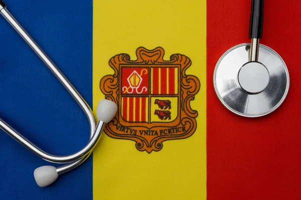 Bandeira de Andorra e estetoscópio. O conceito de medicina . — Fotografia de Stock