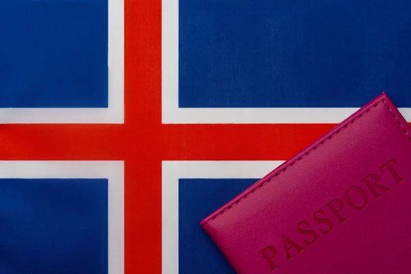 Na vlajce Islandu je cestovní pas. — Stock fotografie