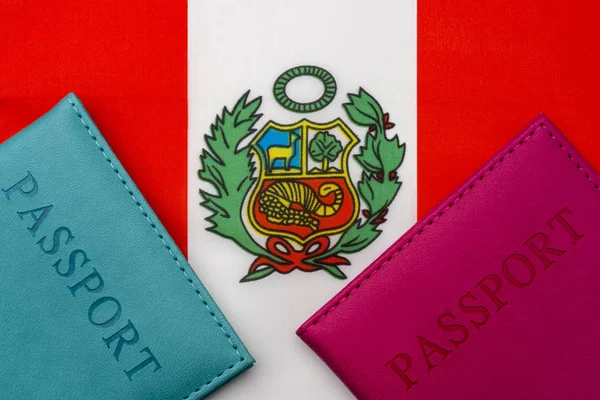Peru bayrağı üzerinde bir pasaport var. — Stok fotoğraf
