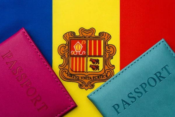 Na bandeira de Andorra está um passaporte . — Fotografia de Stock