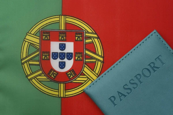 Na fladze Portugalii jest paszport. — Zdjęcie stockowe