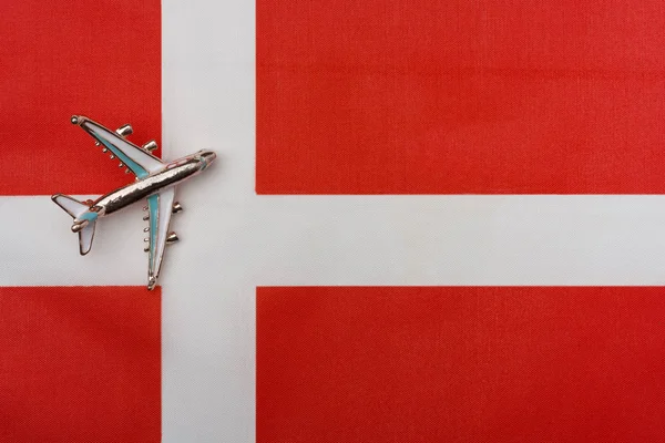 Letadlo nad Dánskem vlajka vlajky. — Stock fotografie