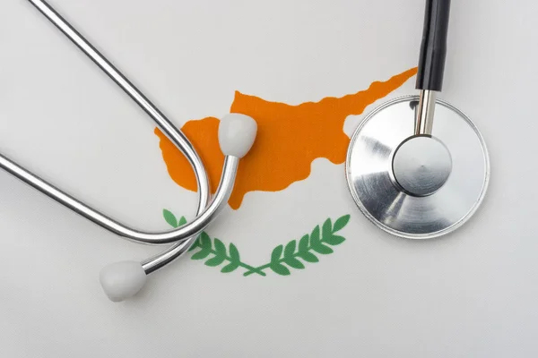 Кипрский флаг и стетоскоп. Концепция медицины . — стоковое фото