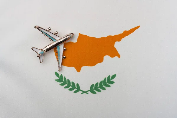 Avión sobre bandera de Chipre viaje y concepto de turismo . — Foto de Stock