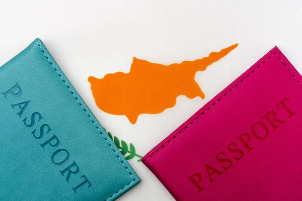 Kıbrıs bayrağı üzerinde bir pasaport var.