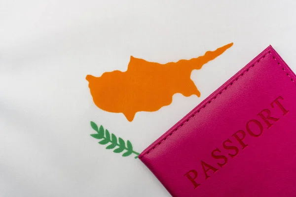 Kıbrıs bayrağı üzerinde bir pasaport var.