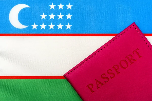 Özbekistan bayrağı üzerinde pasaport var.
