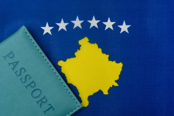Kosova bayrağıüzerinde pasaport var.