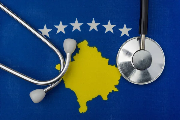 Флаг Косово и стетоскоп. Концепция медицины . — стоковое фото