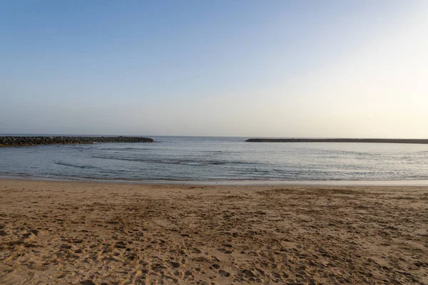 Plage de sable à Tenerife au coucher du soleil un jour d'été . — Photo