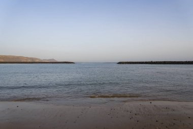 Bir yaz gününde gün batımında Tenerife Kum plaj.