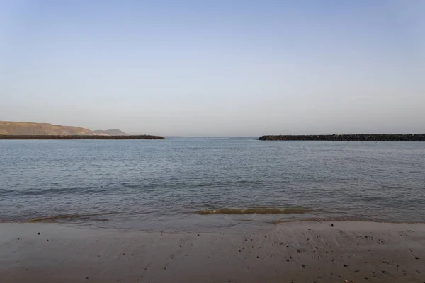 Playa de arena en Tenerife al atardecer en un día de verano . —  Fotos de Stock