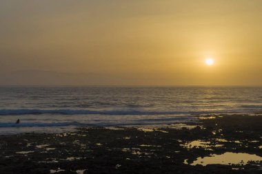Tenerife'de gün batımı okyanusa bakan, güzel gün batımı.