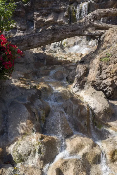 Voda teče po skalách v parku. — Stock fotografie
