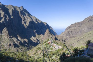 Dağların ve geçit maskesinin manzarası.
