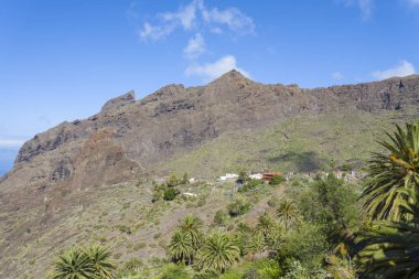 Dağların ve geçit maskesinin manzarası.