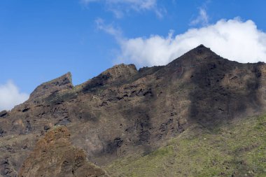Tenerife adasında bulutlar ile dağ tepesinde.