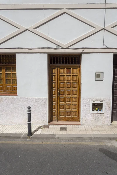 Closed wooden door brown color residential home. — Stock Photo, Image