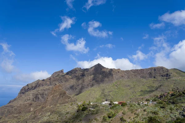 Sommets de montagne avec nuages sur l'île de Ténérife . — Photo