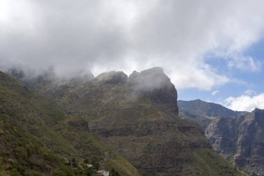 Tenerife adasında dağların üzerinde bulutlar.