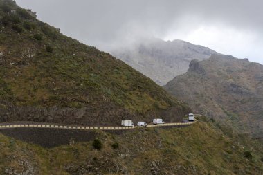 Tenerife adasındadağ yolu, yüksek dağlar ve yoğun ormanlar.