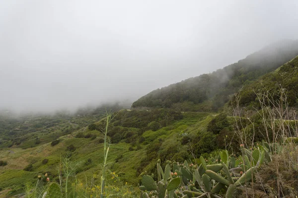 Nuvens sobre as montanhas na ilha de Tenerife . — Fotografia de Stock