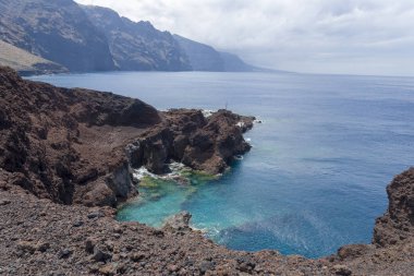 Tenerife'nin okyanus ve dağları, güzel manzara.