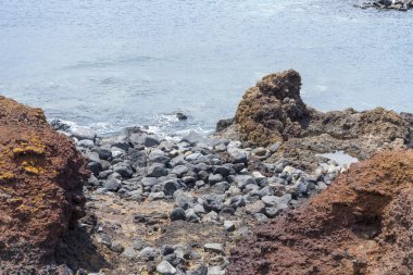 Tenerife adasının kayaçları ve deniz kenarı görünümü.