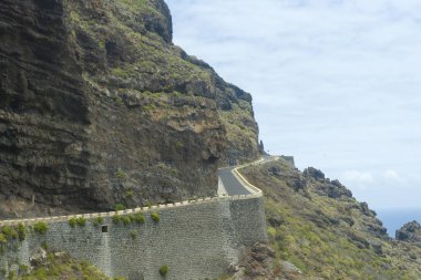 Tenerife adasının yol ve kayalıkları.
