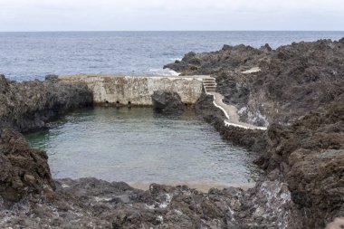 Tenerife adasında taşlı sahil şeridi.