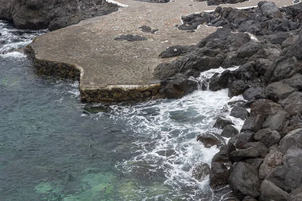 Costa con piedras en la isla de Tenerife . — Foto de Stock