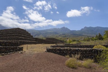 Lara taşından yapılmış Guimar dikdörtgen piramitleri piramitleri.