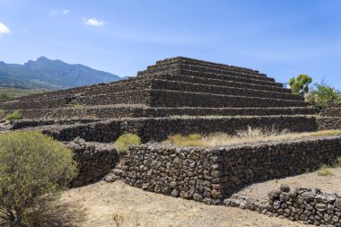 Lara taşından yapılmış Guimar dikdörtgen piramitleri piramitleri.