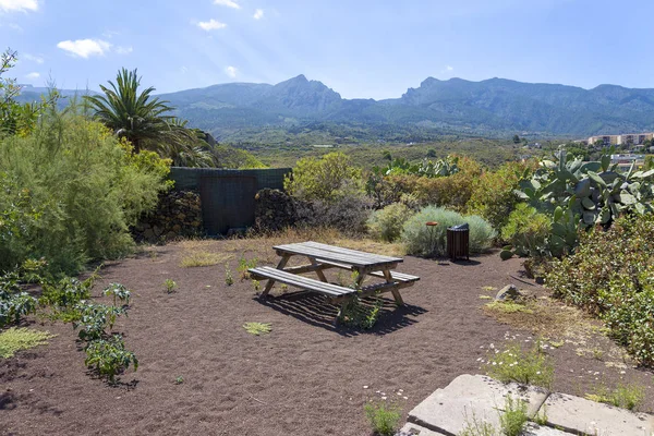 Bank zum Entspannen mit Blick auf die Insel Teneriffa. — Stockfoto