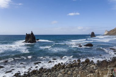 Tenerife adasında İspanya'da siyah kum plaj.